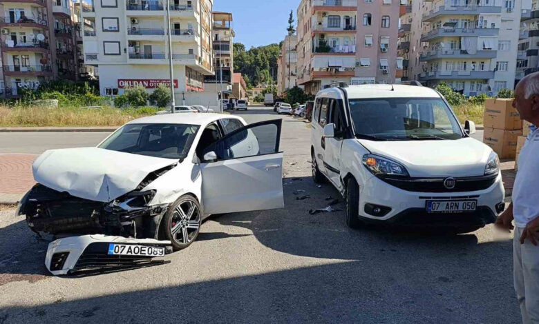 Kavşakta çarpıştılar: 1 yolcu yaralandı 1 kavsakta carpistilar 1 yolcu yaralandi ZFv2JO8p