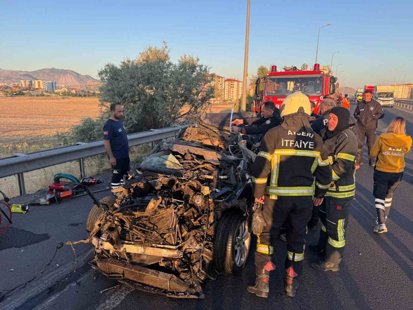 kayseride korkunc kaza otomobil tira ok gibi saplandi 0