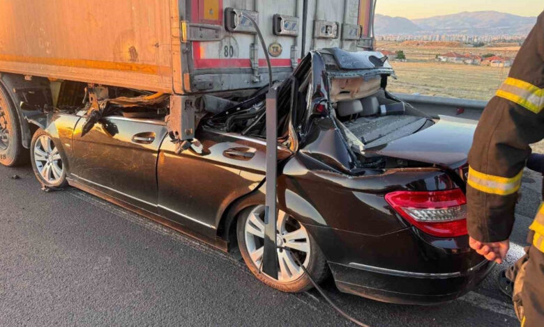 kayseride korkunc kaza otomobil tira ok gibi saplandi xdiE7EkJ