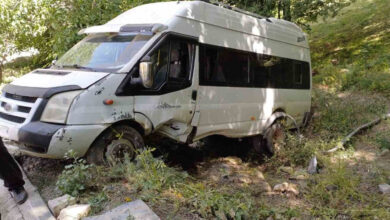 ot bicmeye gidiyorlardi minibus takla atti hakkaride 7 yarali NPOUMyX7