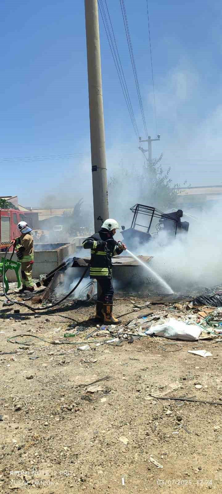 sanayide yangin alarmi otomobil ve traktor kul oldu 0 Cj7ESrNJ