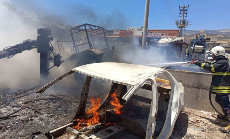 Sanayide yangın alarmı: Otomobil ve traktör kül oldu 1 sanayide yangin alarmi otomobil ve traktor kul oldu v7bl6IE7
