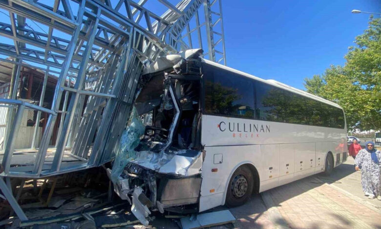 Servis otobüsü işyerine çarptı, 21 kişi yaralandı 1 servis otobusu isyerine carpti 21 kisi yaralandi wYD7SXtq
